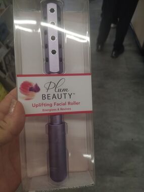 Uplifting Facial Roller — Purple